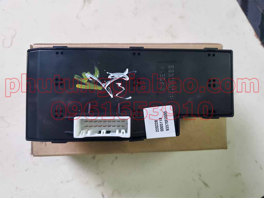 Công Tắc Nâng Kính Tổng Hyundai Elantra Chính Hãng 93570F20004X